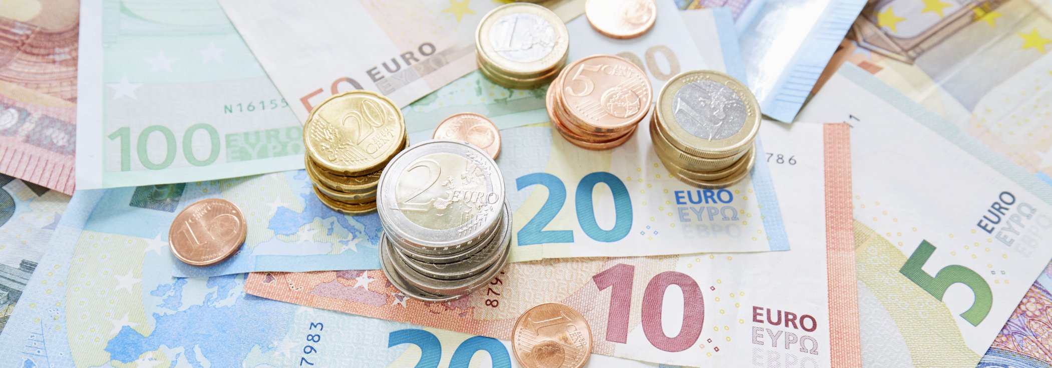 Das Foto zeigt eine Sammlung verschiedener Geldscheine und M&uuml;nzen (in Euro).