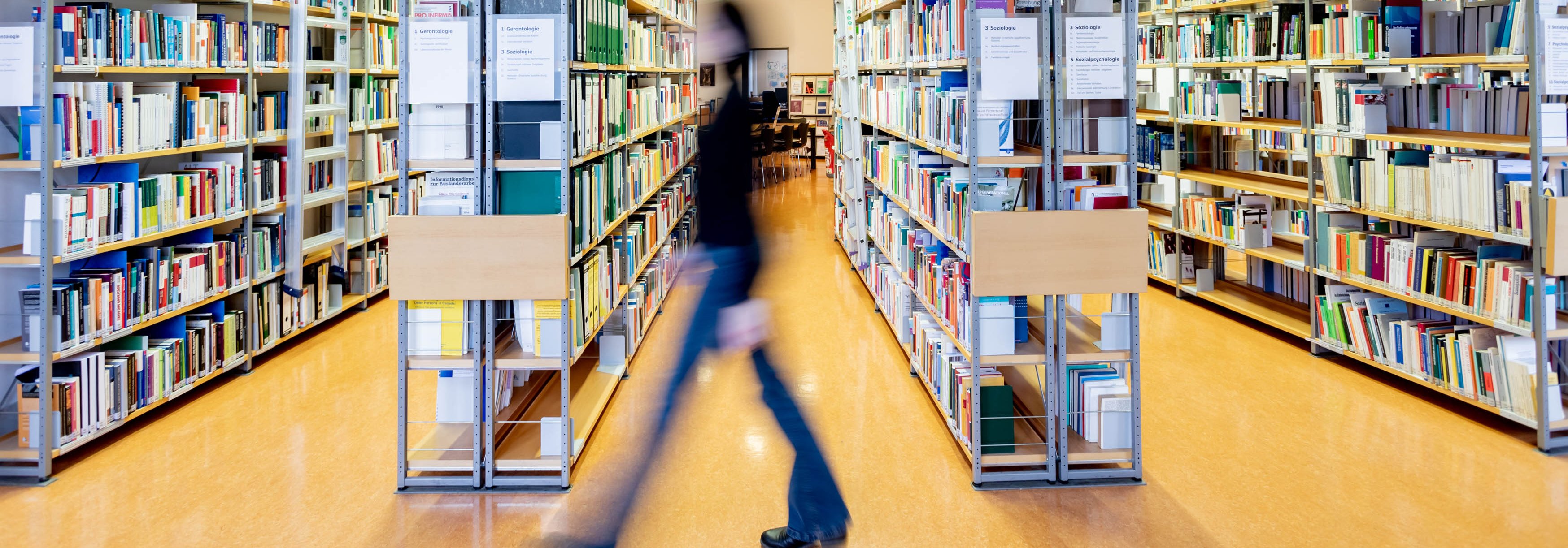 Zu sehen sind mehrere hohe B&uuml;cherregale in der Bibliothek des DZA. 