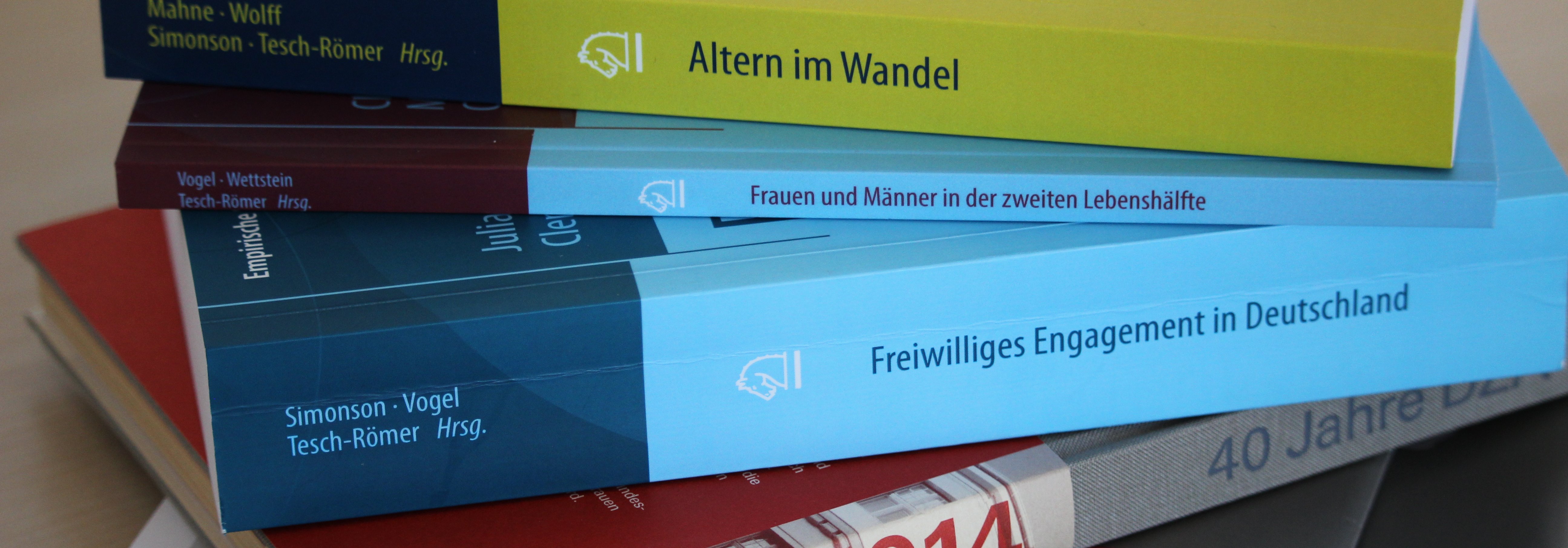Foto eines B&uuml;cherstapels mit DZA-Publikationen