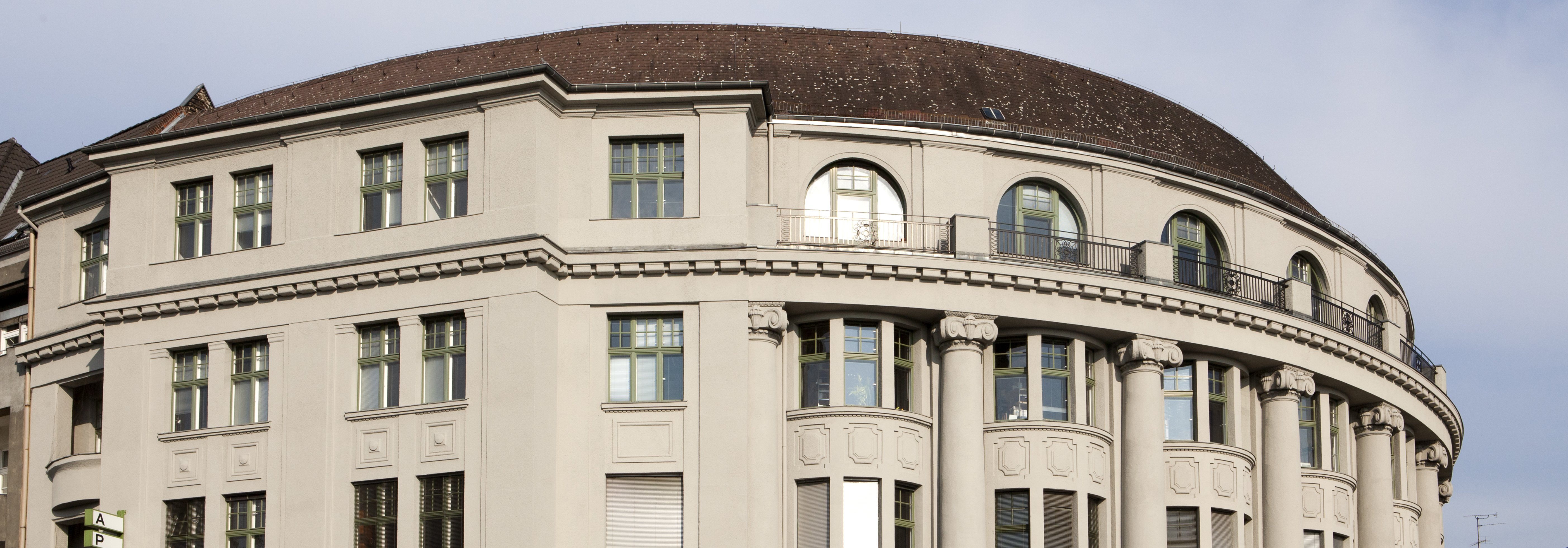 Geb&auml;udefassade der 4 bis 2 Etage an der Adresse Manfred-von-Richthofen-Stra&szlig;e 2