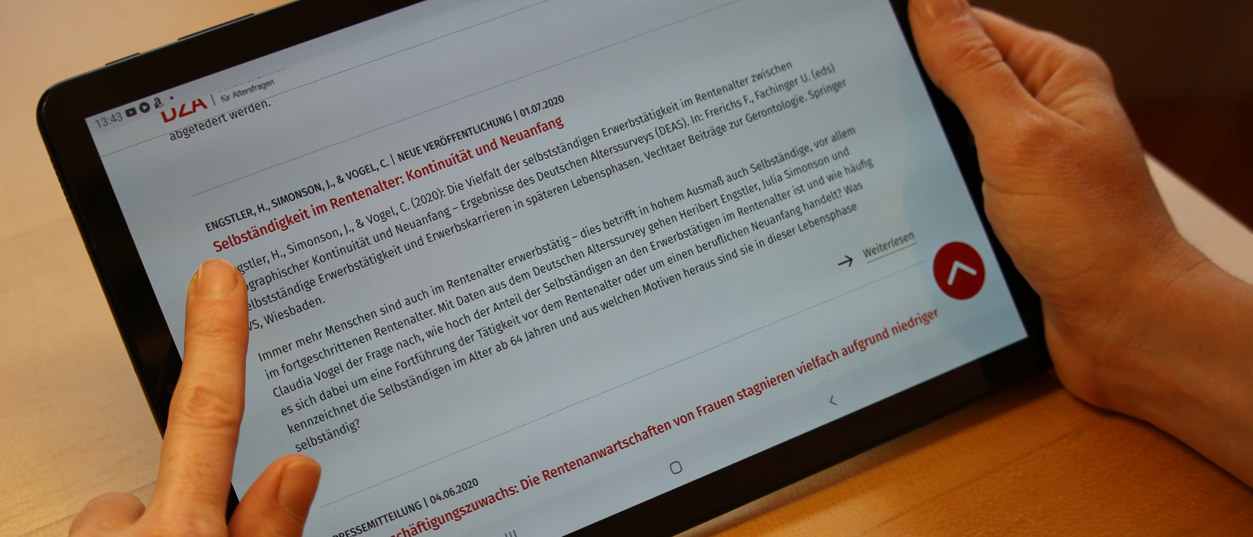 Das Foto zeigt ein Tablet, dass die DZA-Website anzeigt