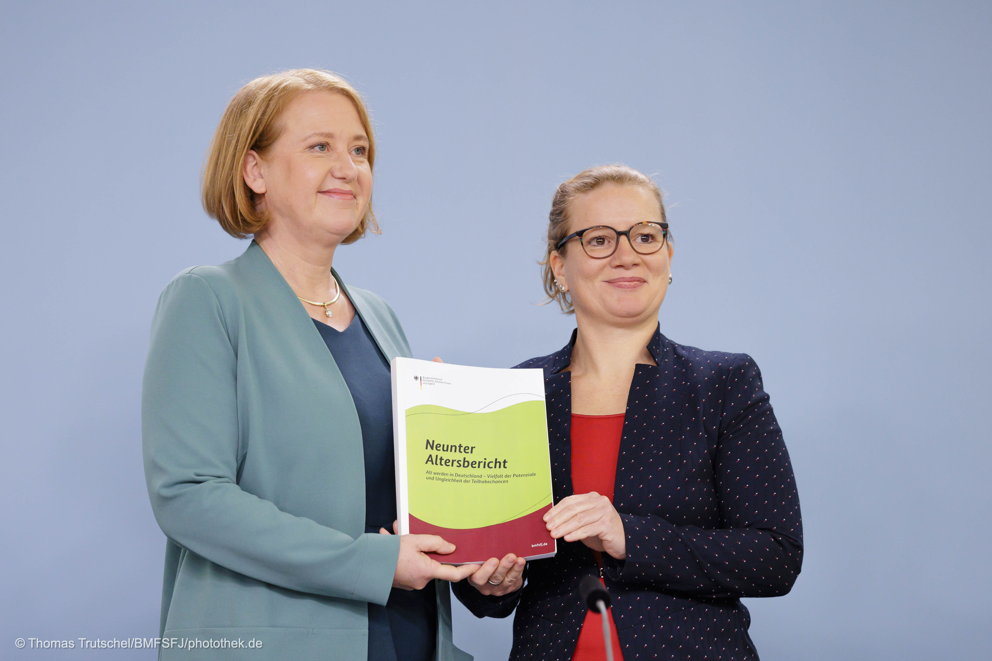 Das Foto zeigt die Familienministerin Lisa Paus und Martina Brandt, Vorsitzende der Neunten Altersberichtkommission, die den Neunten Altersbericht &uuml;brgibt