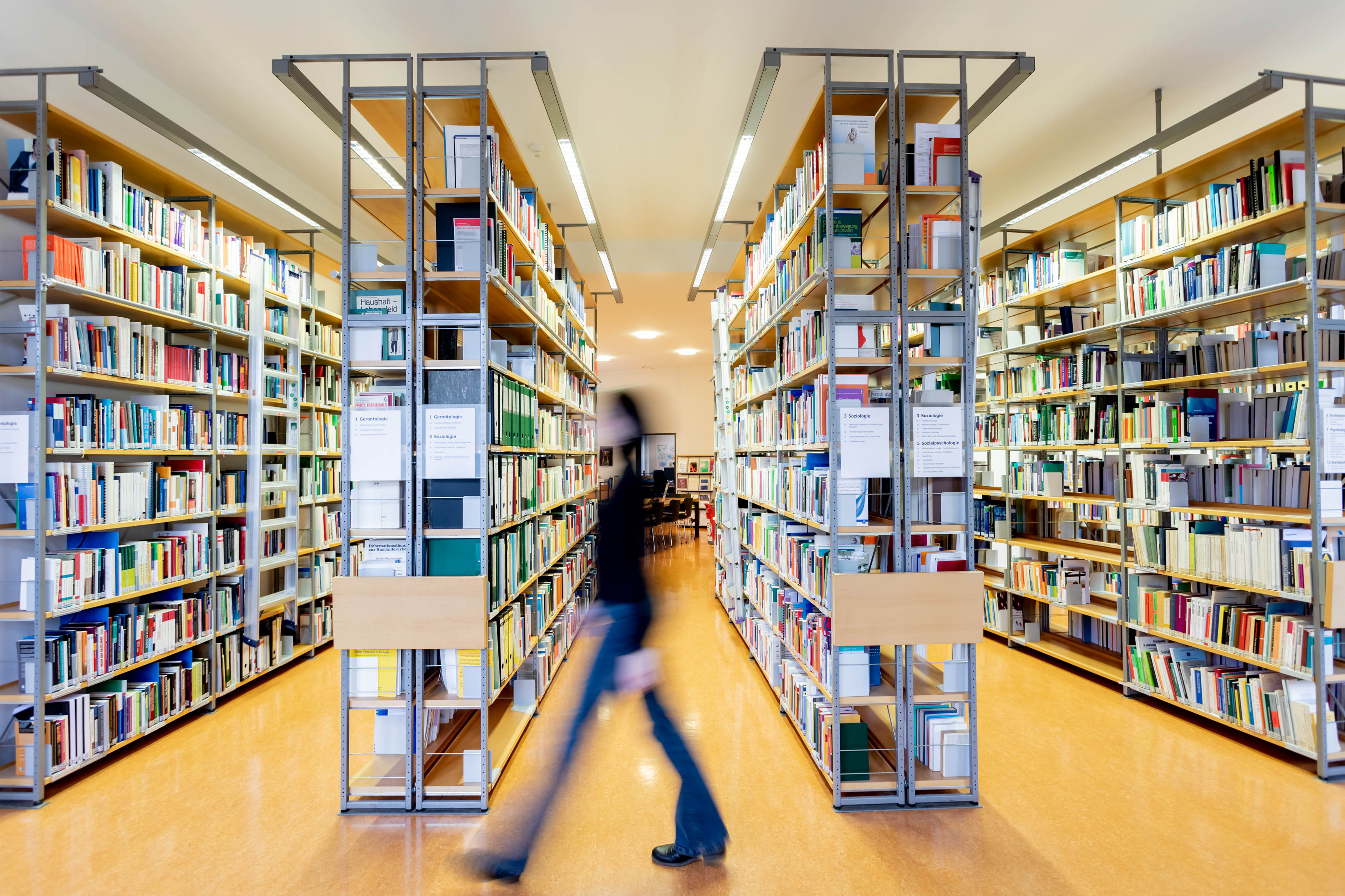 Zu sehen sind mehrere hohe Bücherregale in der Bibliothek des DZA. 